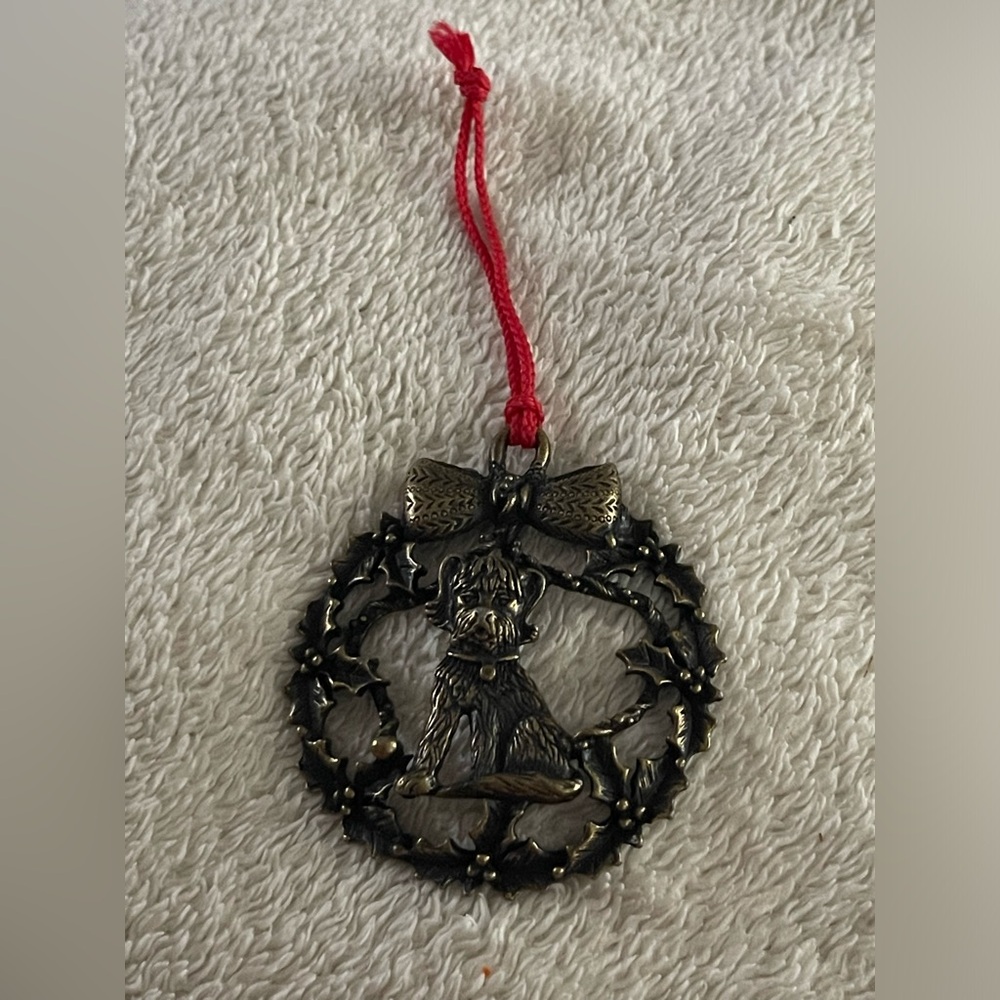 VINTAGE ANTIQUE BRASS DOG CHRISTMAS Dog Wreath Ornament with Red String